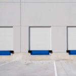 Consejos prácticos para el mantenimiento de los muelles de carga y puertas industriales