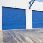 Cómo-Elegir-la-Mejor-Puerta-Seccional-para-tu-Instalación, puertas seccionales industriales, puertas seccionales con ventanas, puertas seccionales rápidas, puertas para instalaciones industriales