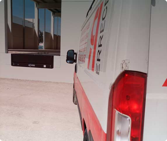 Equipo de asistencia técnica para reparaciones y averías de puertas industriales y equipamiento para muelles de carga