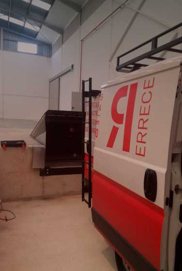 Ejecucción del servicio de mantenimiento de puertas industriales y rampas muelles de carga