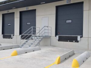 Instalación de puertas seccionales seccional industriales y sistemas de carga en Transaher Ribarroja