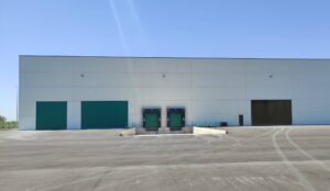 Nave de Lannutti España con puertas y muelles Errece Loading Systems